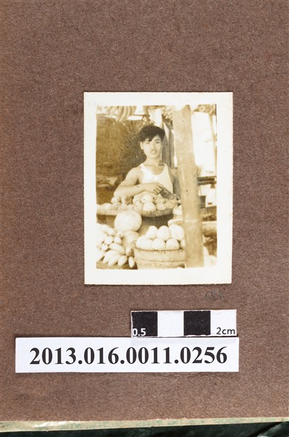 男子於蔬果攤前獨照 (共2張)