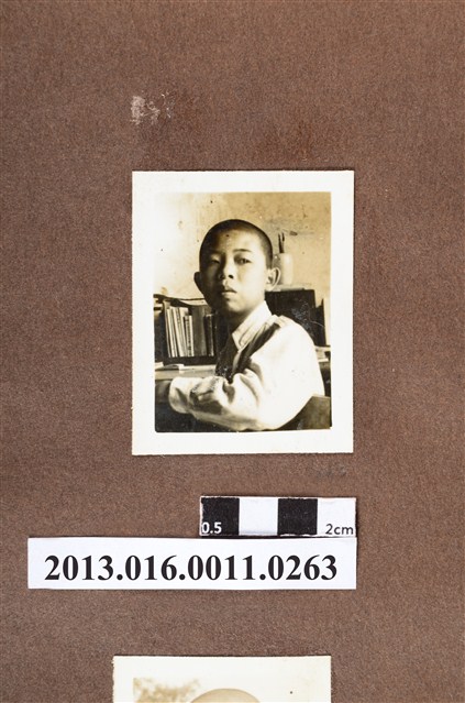 男童側拍 (共2張)