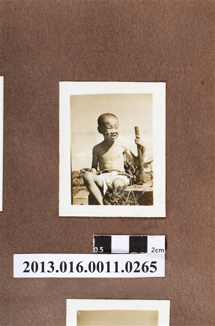 半裸男童獨照 (共2張)