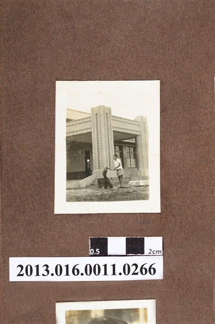 男童於建築物前汲水 (共2張)