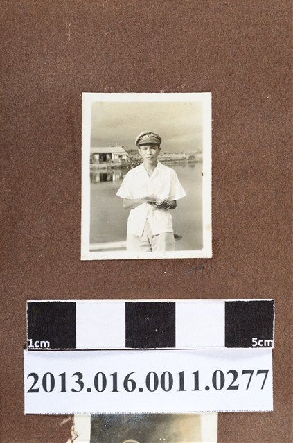 塘邊少年獨照 (共2張)