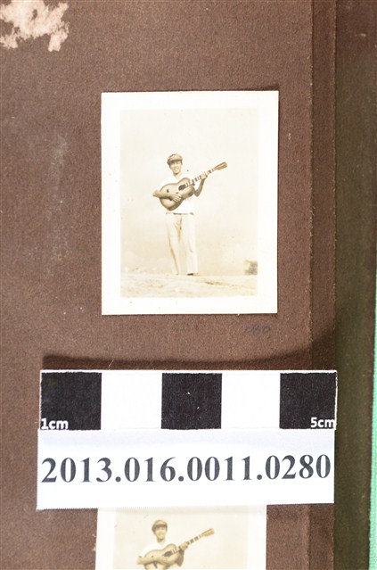 少年彈吉他 (共2張)