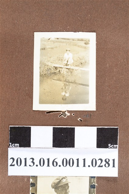 少年於田間小橋上獨照 (共2張)