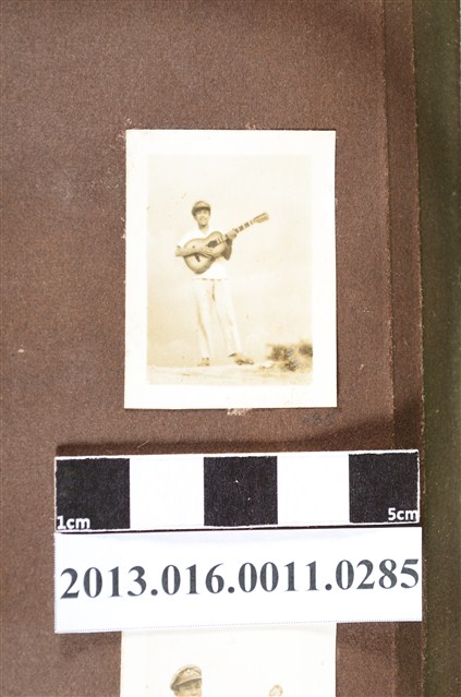 少年彈吉他 (共2張)