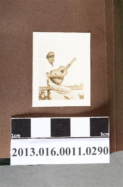 少年彈吉他 (共2張)