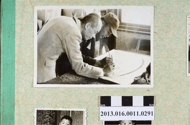 陳崧波與1名男子簽名側拍 (共2張)