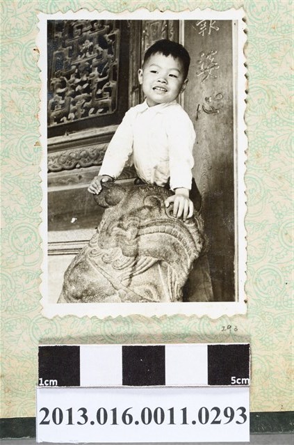 男童騎石獅 (共2張)