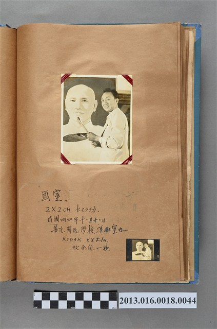 民國44年11月12日一男子於善化國民學校洋畫室作畫 (共1張)