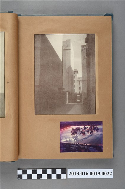 都市一隅剪報與歌舞表演一景 (共1張)