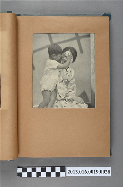 女子與孩童剪報 (共1張)