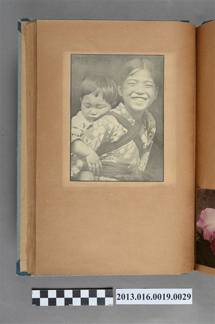 揹孩童的女孩剪報 (共1張)