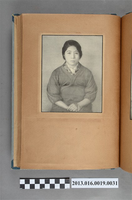 呆坐的女子剪報 (共1張)