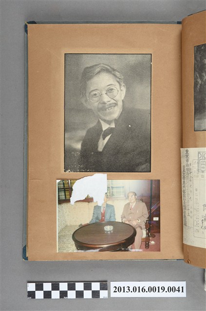 男子微笑剪報與兩名男子合照 (共1張)