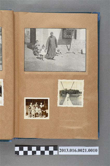 鄉村生活剪報、陳崧波過吊橋剪影照與陳崧波妻子等八人家庭合照3張 (共4張)