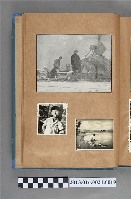 挖礦剪報、男童獨照與河邊女子洗衣照3張 (共4張)