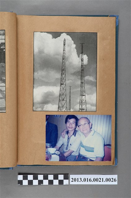 高壓電塔空景剪報與陳崧波和友人兩人合照2張 (共3張)