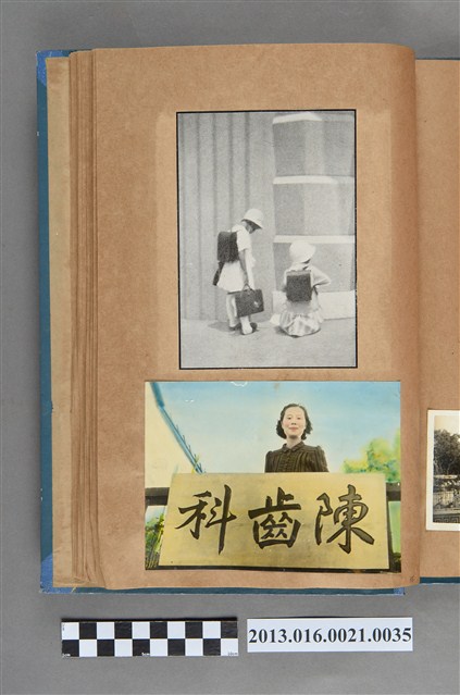 女童兩人背影照與陳崧波妻子和陳齒科招牌合照2張 (共3張)