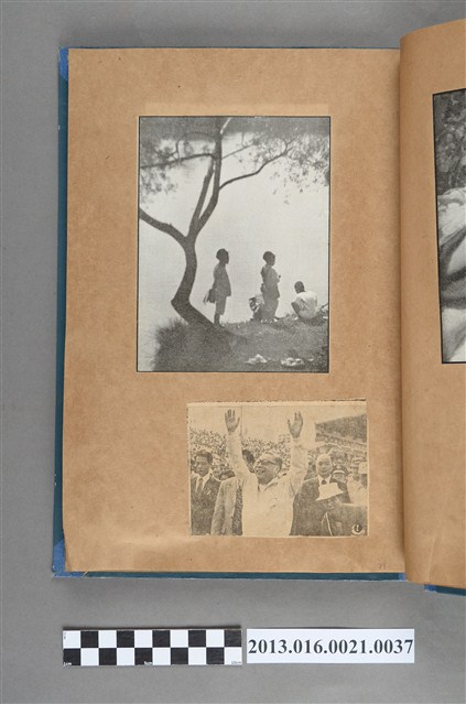 湖邊孩童三人背影剪報與蔣經國於人群雙手高舉剪報2張 (共3張)