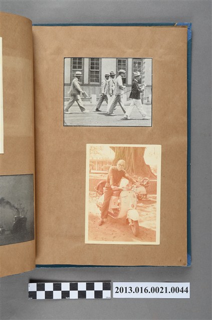 路人行走街頭剪報與陳崧波和偉士牌機車合照2張 (共3張)