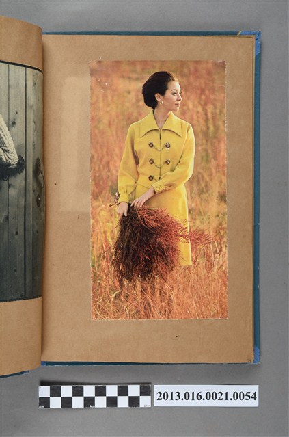 女子一人剪報1張 (共2張)