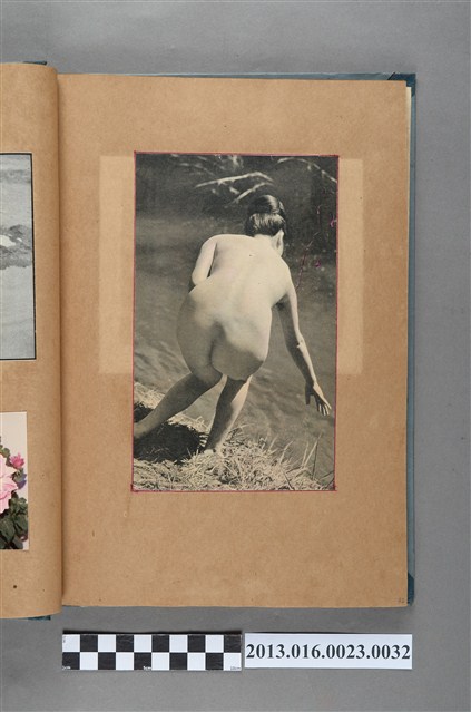 裸女背影剪報 (共1張)