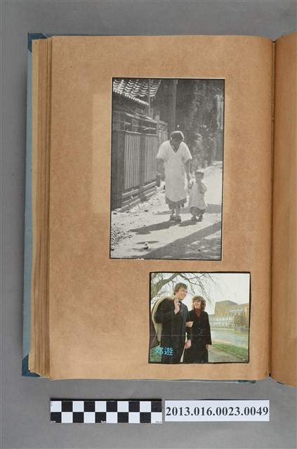 老嫗牽幼童與男女勾手剪報 (共1張)