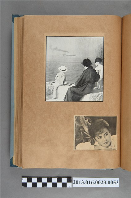 婦女與幼童看海剪報與女子剪報 (共1張)