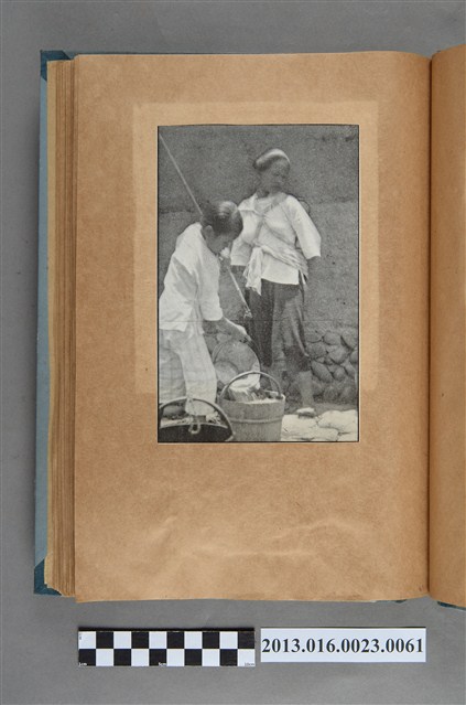 女子背嬰倒水剪報 (共1張)