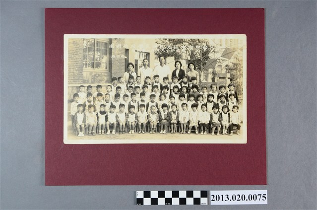 臺中市中區光復國民學校幼稚園民國四十九年度入學紀念 幼四班 (共2張)