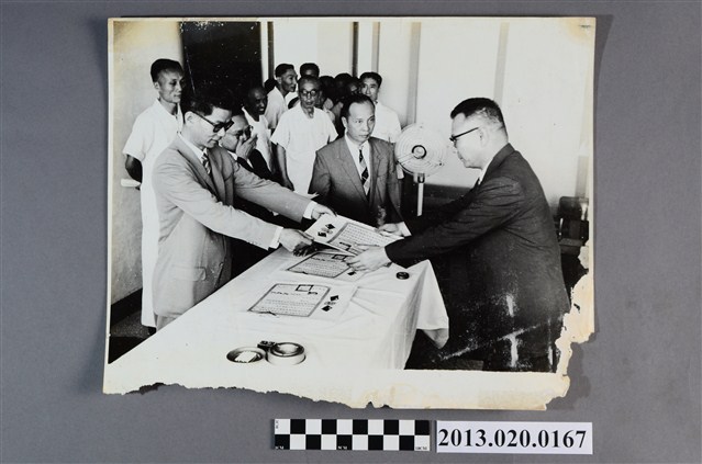 連震東部長頒給臺南縣胡龍寶縣長証書 (共2張)