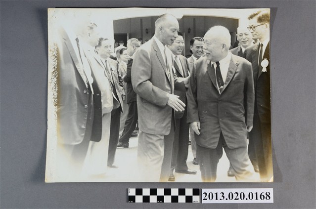 開幕典禮後黃杰主席恭送王副院長 (共2張)