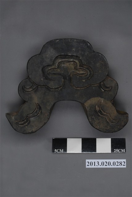 陰刻松葉雲紋鬼瓦 (共4張)