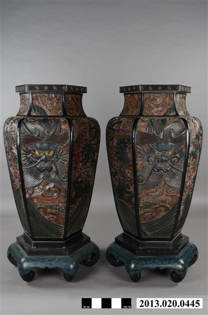 臺灣總督官邸用漆雕龍花瓶一對 (共4張)
