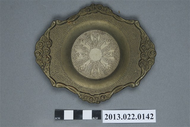 金屬花口寬折沿紀念盤 (共4張)