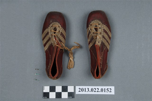 楊傳廣贈張星賢紀念紅底白條紋釘鞋一雙 (共4張)