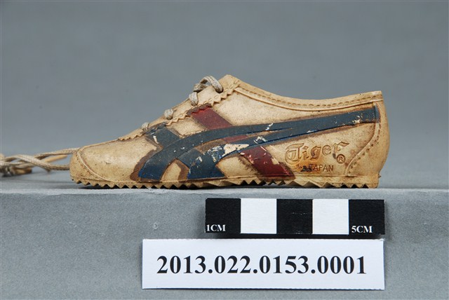 楊傳廣贈張星賢紀念白底紅藍條紋運動鞋左 (共7張)