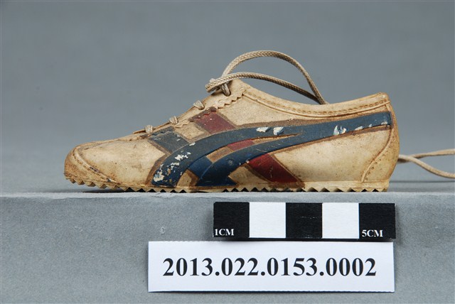 楊傳廣贈張星賢紀念白底紅藍條紋運動鞋右 (共7張)