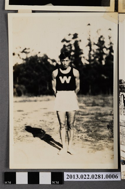 張星賢身穿早稻田大學田徑隊服獨照 (共9張)