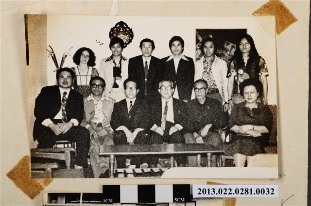 張星賢等12人合照 (共1張)