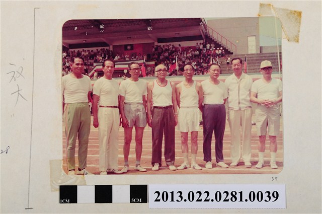 張星賢等8人在田徑場合照 (共2張)