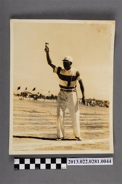 張星賢擔任田徑裁判準備鳴槍照片 (共2張)