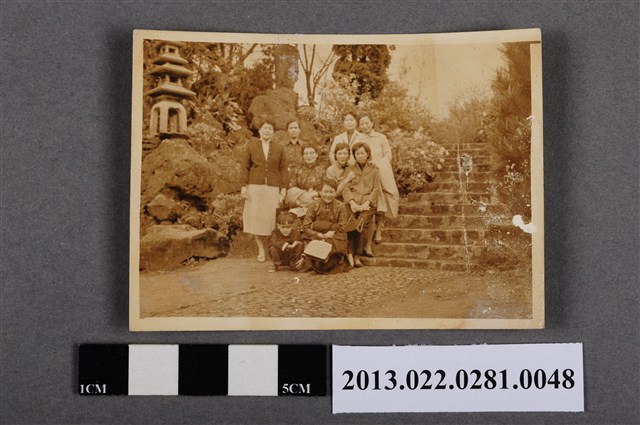 女性於階梯旁合照 (共2張)