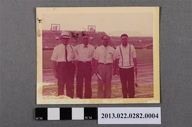 張星賢等4人在田徑場合照 (共2張)