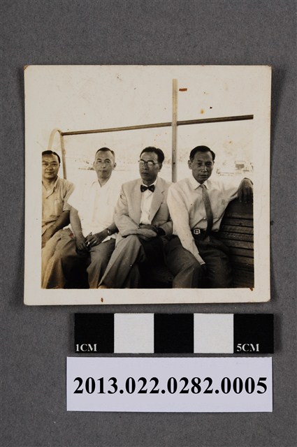 張星賢等4人在高雄港汽艇上合照 (共2張)