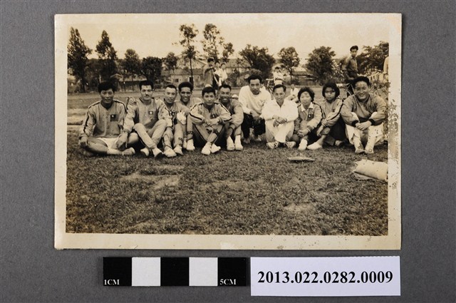 張星賢與田徑選手合照 (共2張)