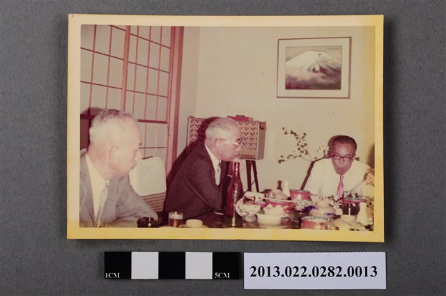 張星賢與日本友人餐敘照片 (共2張)