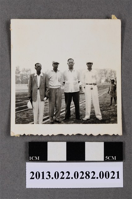 張星賢等4人於田徑場合照 (共2張)