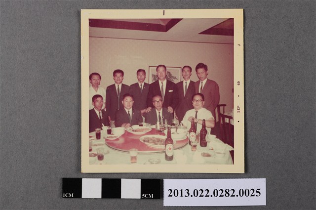 張星賢等10人1969年9月東京某餐廳宴會合照 (共2張)