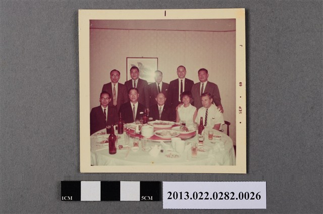 紀政及瑞爾等10人1969年9月東京某餐廳宴會合照 (共2張)