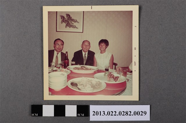 紀政等3人1969年9月東京某餐廳宴會合照 (共2張)